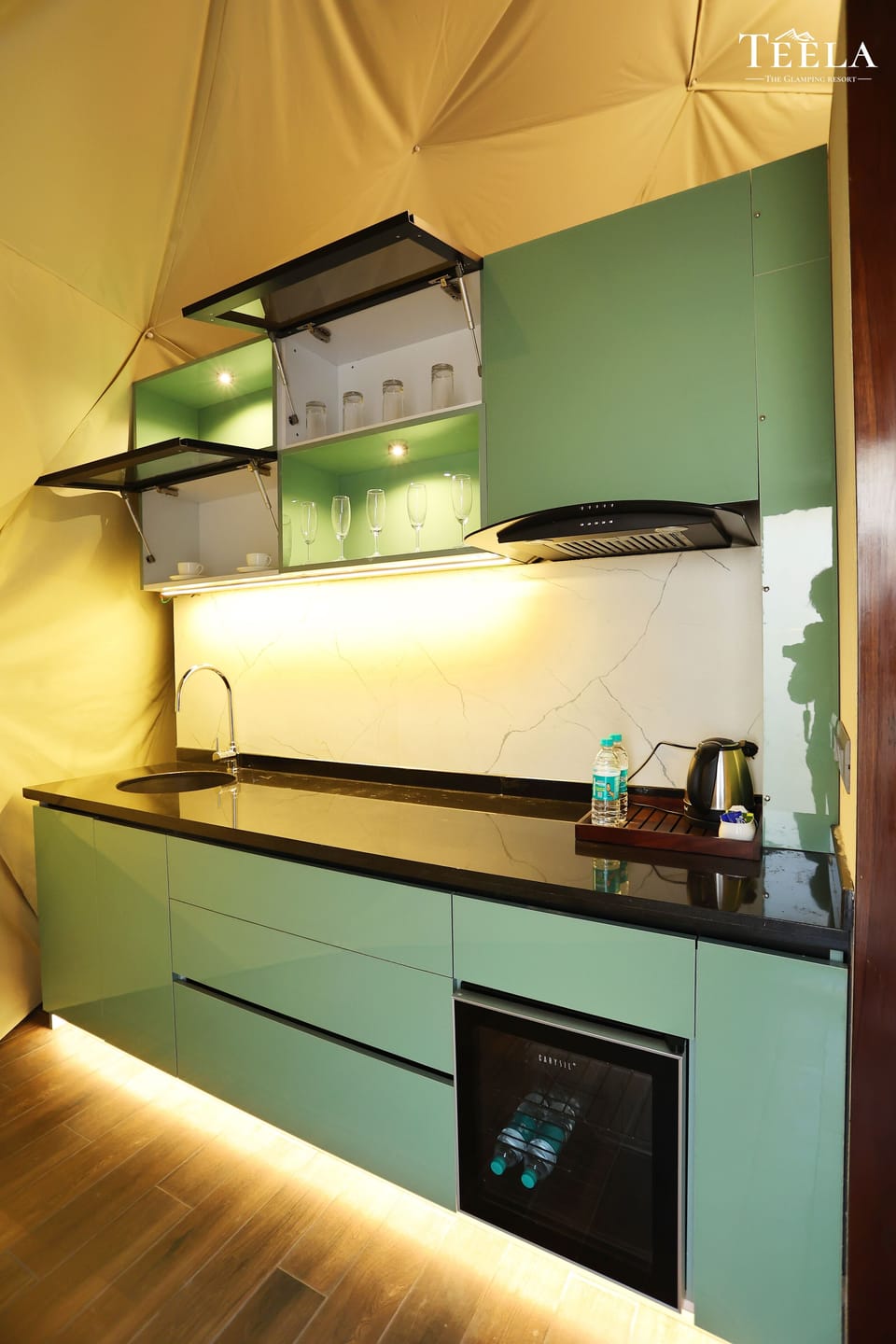 Luxury Double Room, 1 Double Bed, Smoking, Mountain View | Private kitchen