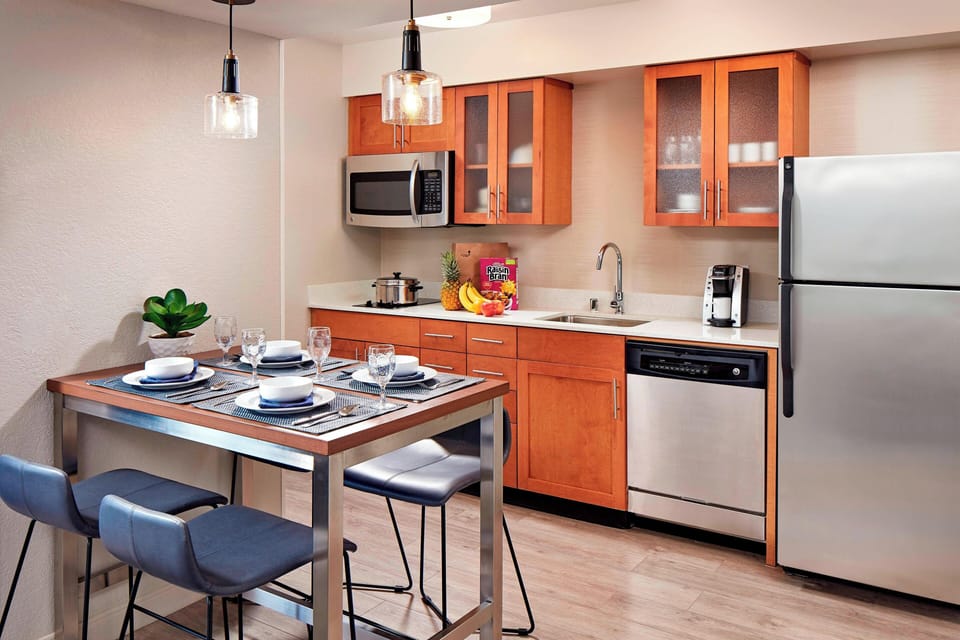 Full-size fridge, microwave, stovetop, dishwasher