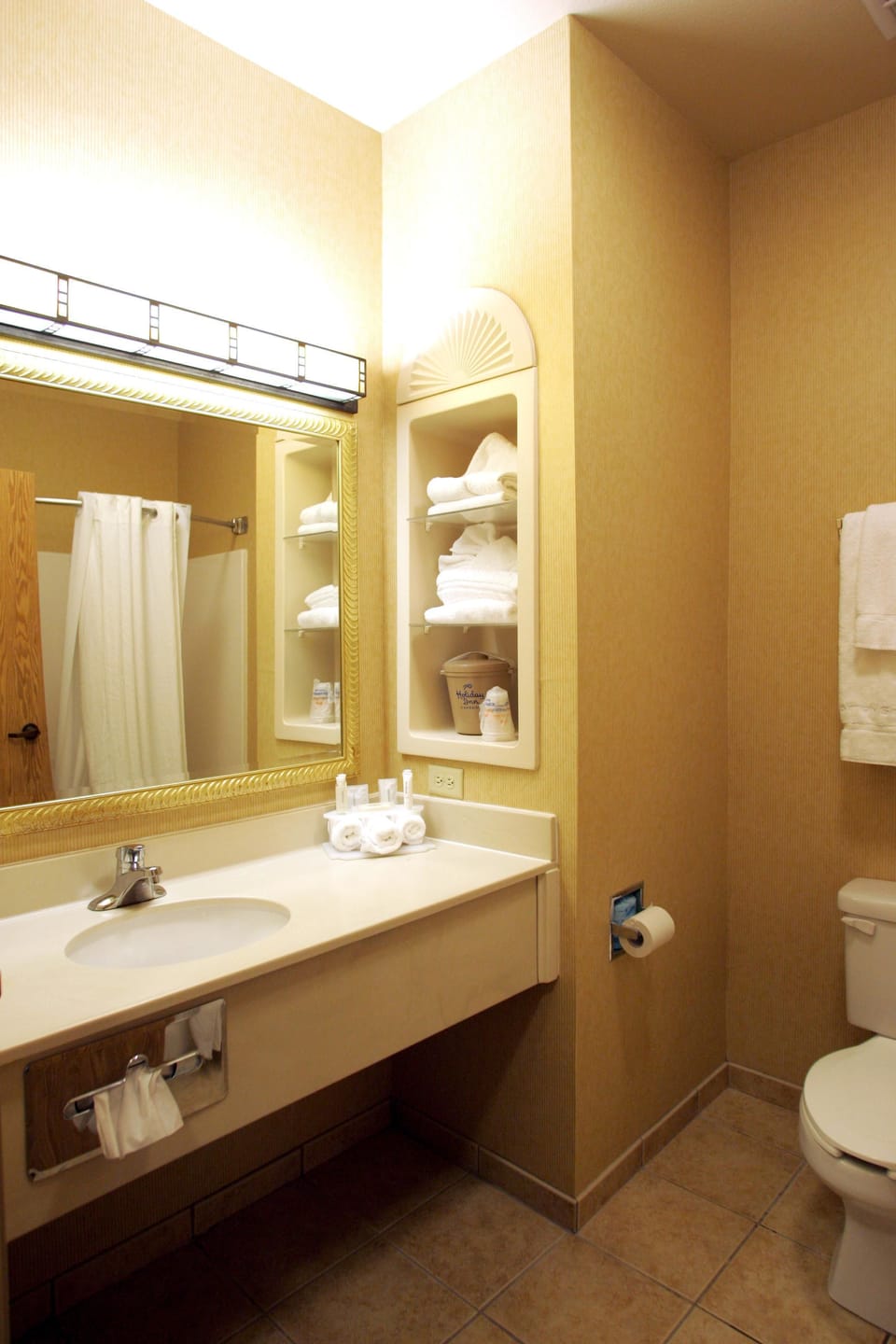 Combined shower/tub, free toiletries, hair dryer, towels