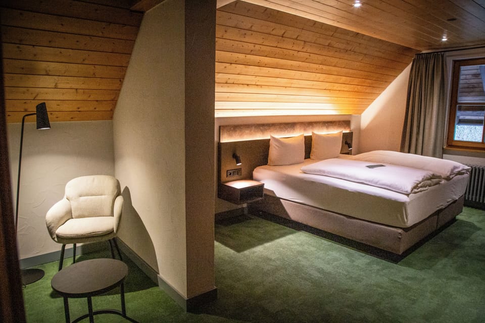 Hypo-allergenic bedding, in-room safe, desk, laptop workspace