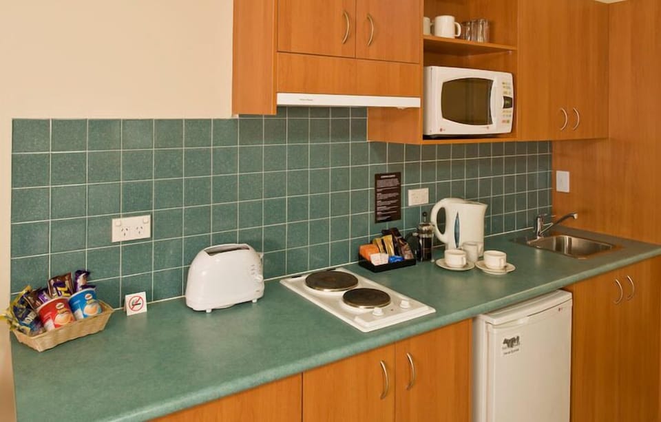 Deluxe Room | Private kitchen | Mini-fridge, microwave, coffee/tea maker, electric kettle