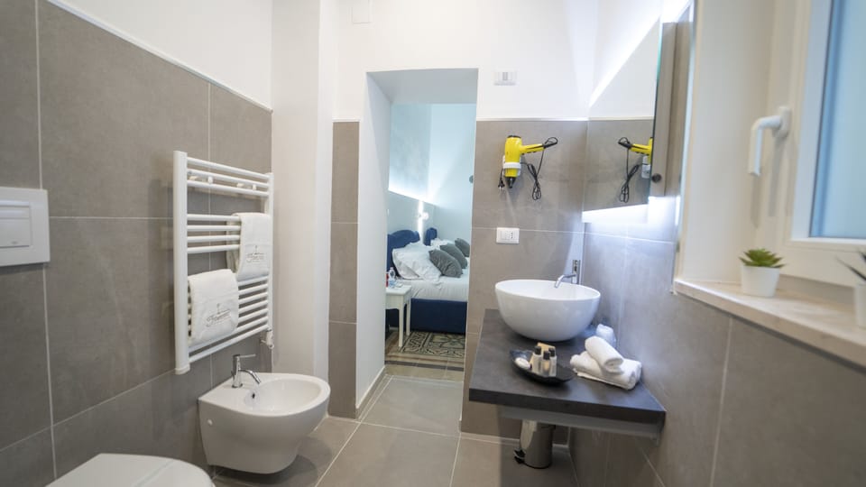 Luxury Triple Room | Bathroom | Shower, rainfall showerhead, designer toiletries, hair dryer