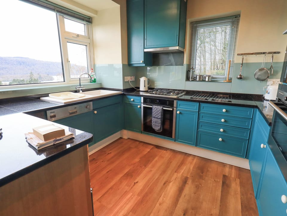 Cottage | Private kitchen | Fridge, dishwasher, cookware/dishes/utensils