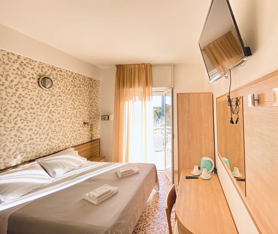 In-room safe, desk, free WiFi