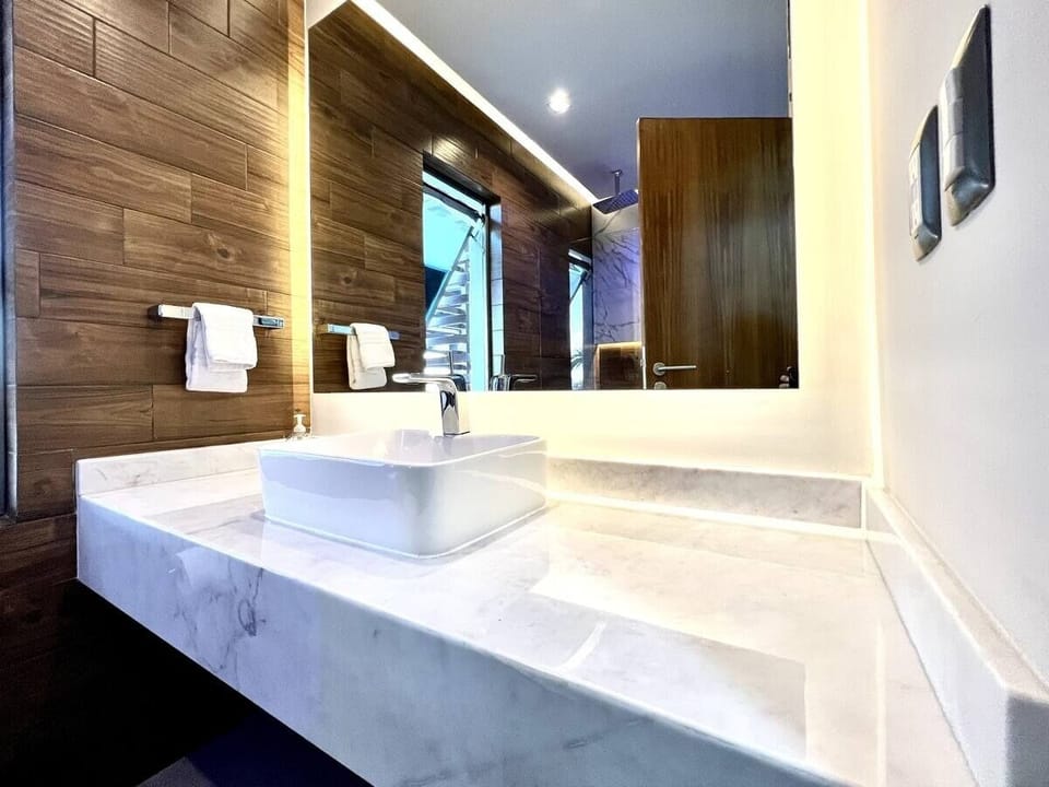 Comfort Apartment, 2 Bedrooms | Bathroom | Shower, towels