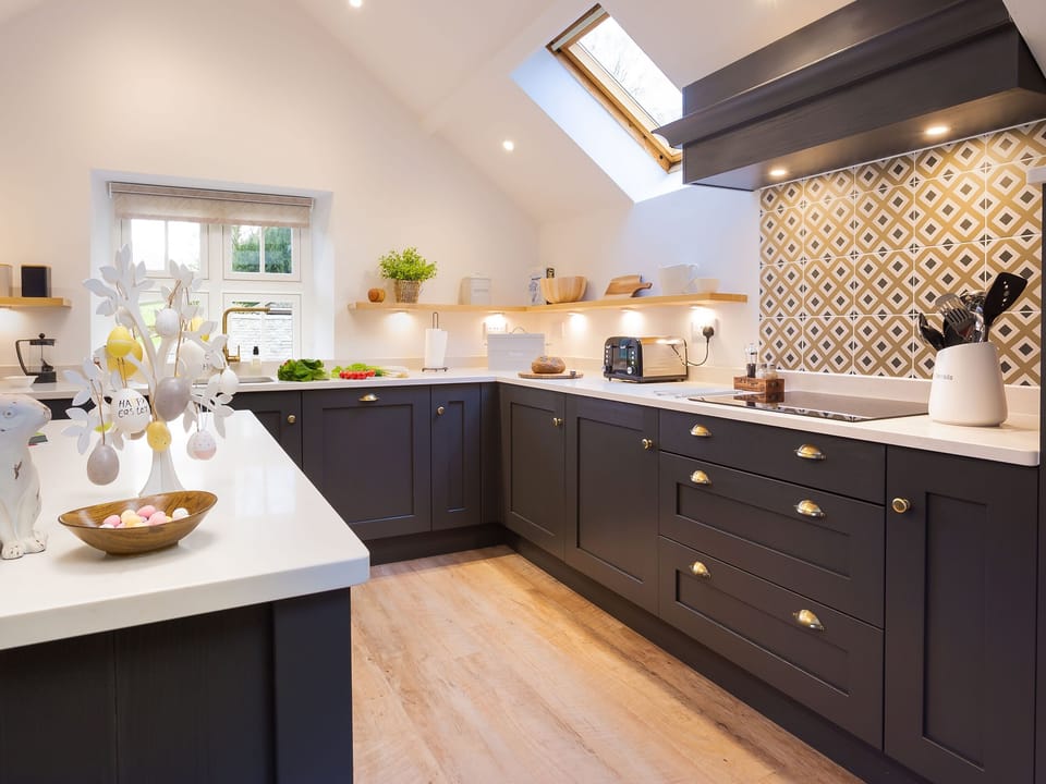 Cottage | Private kitchen | Fridge, dishwasher, cookware/dishes/utensils