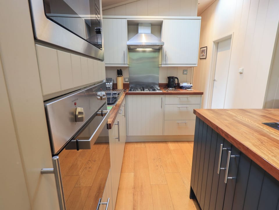 Cottage | Private kitchen | Fridge, dishwasher, cookware/dishes/utensils