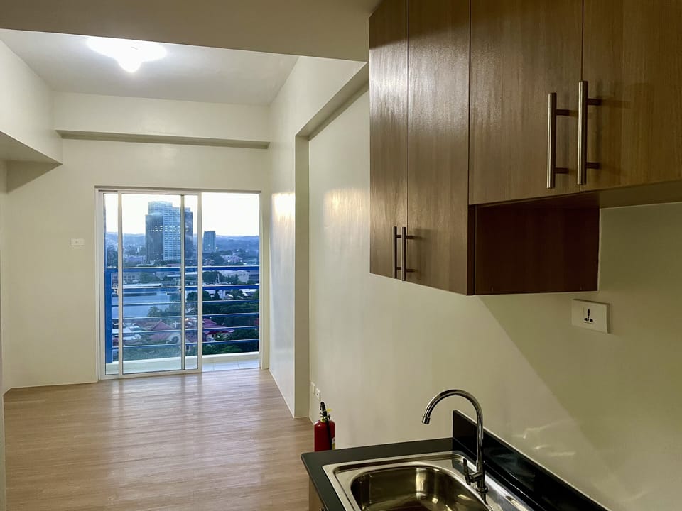 Full-size fridge, microwave, electric kettle, toaster