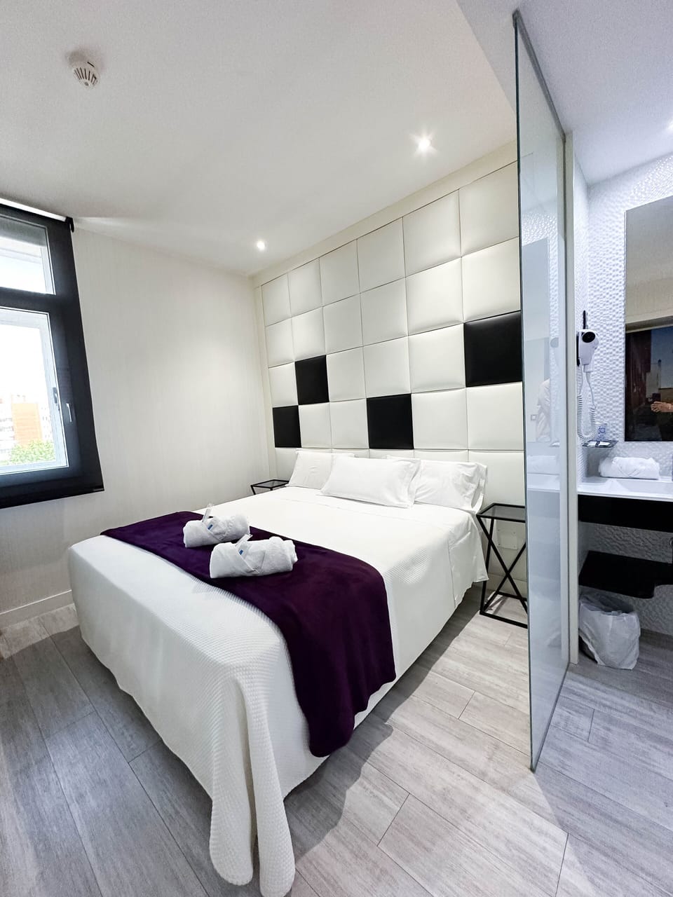 Double Room, 1 Queen Bed | Desk, blackout drapes, soundproofing, bed sheets