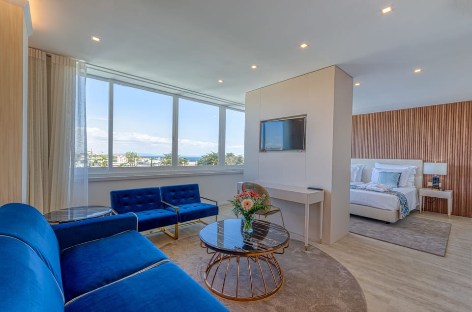 Deluxe Suite | Minibar, desk, blackout drapes, soundproofing