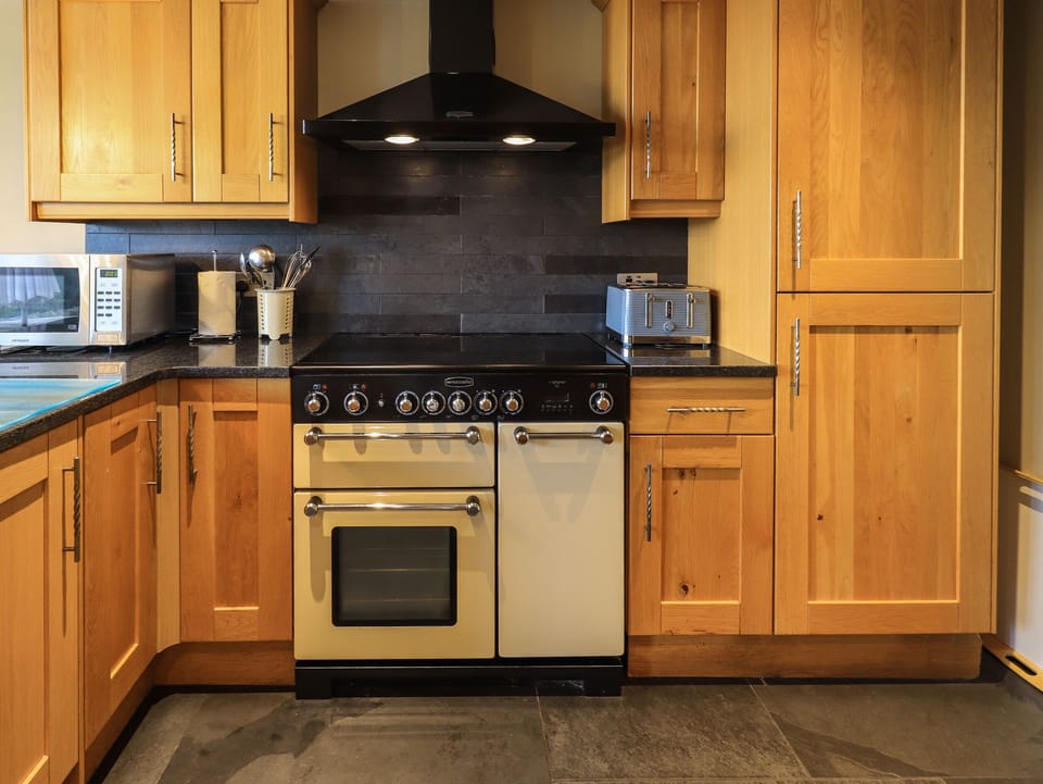 Cottage | Private kitchen | Fridge, dishwasher, cookware/dishes/utensils