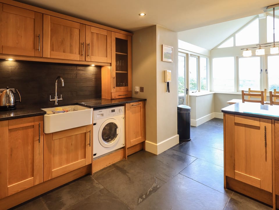 Cottage | Private kitchen | Fridge, dishwasher, cookware/dishes/utensils