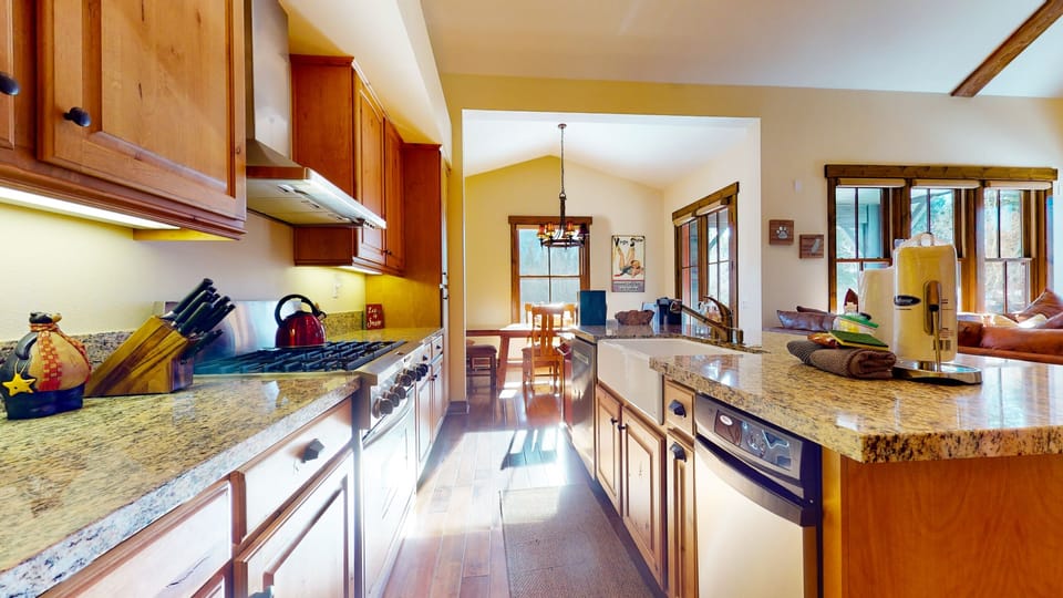 Condo, 3 Bedrooms | Private kitchen | Fridge, oven, coffee/tea maker, toaster