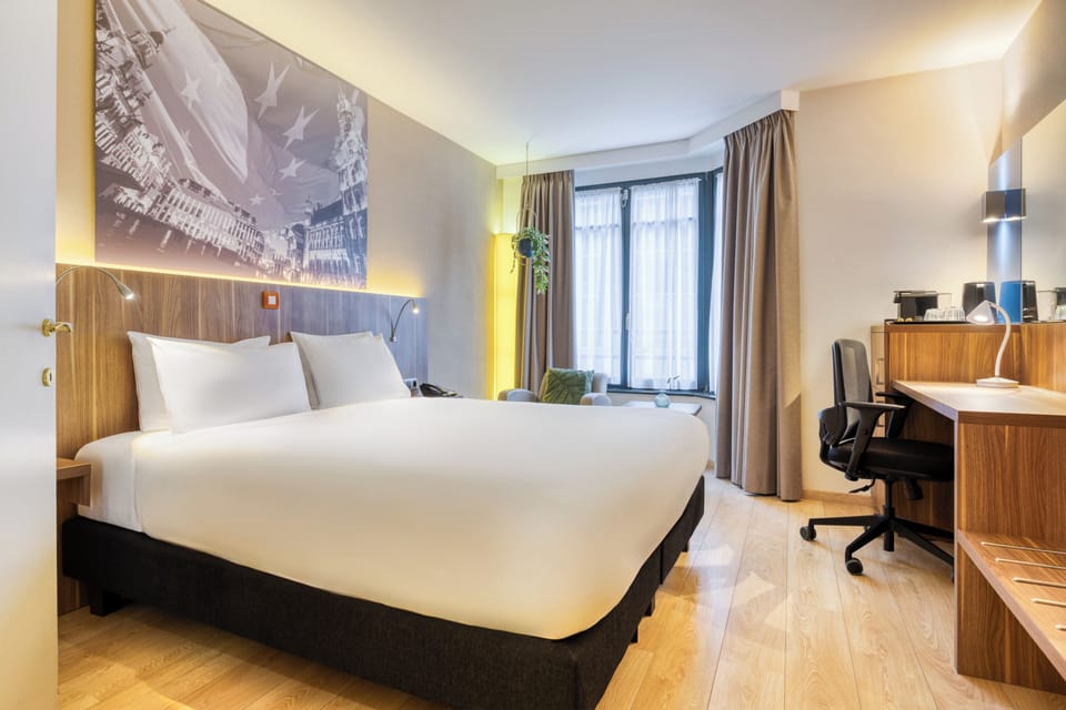 Room, 1 King Bed, Accessible (Wheelchair) | Hypo-allergenic bedding, minibar, in-room safe, desk