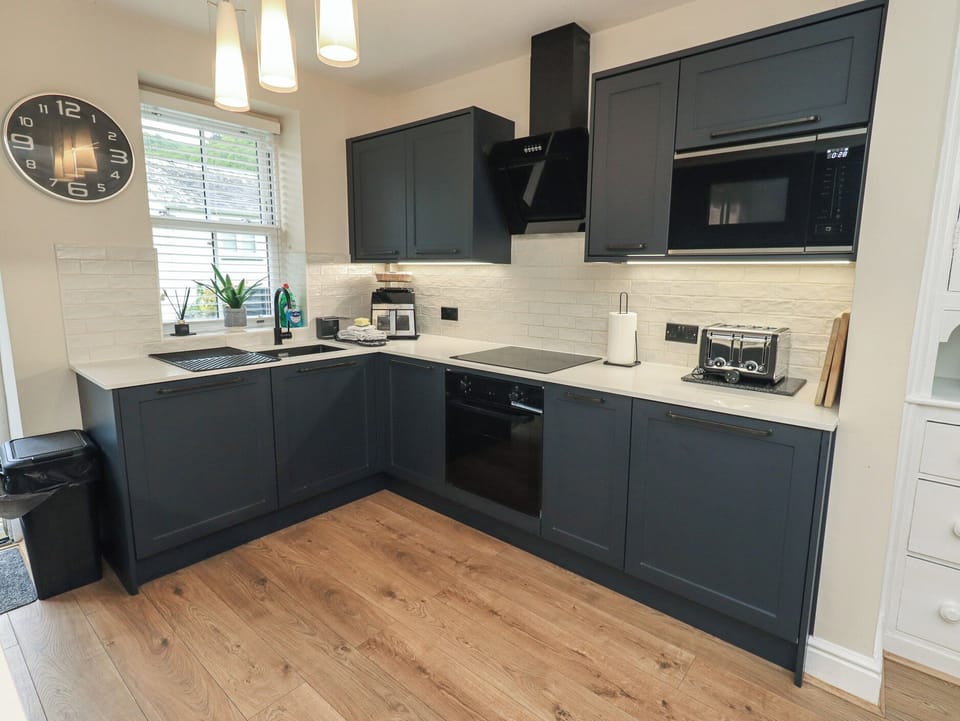 Cottage | Private kitchen | Dishwasher, cookware/dishes/utensils