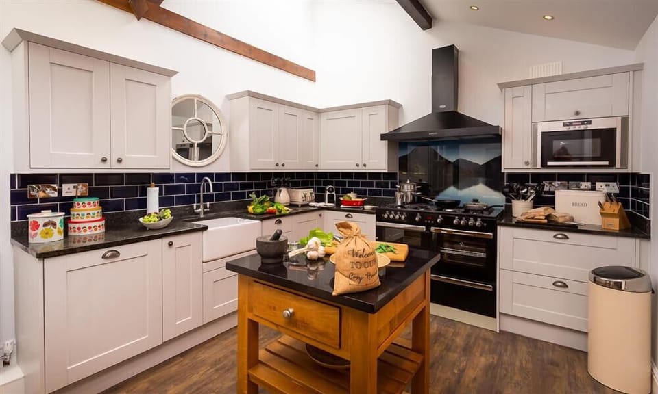 Fridge, microwave, dishwasher, cookware/dishes/utensils