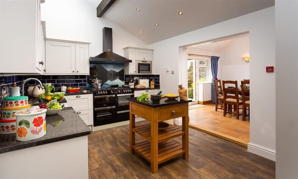 Fridge, microwave, dishwasher, cookware/dishes/utensils