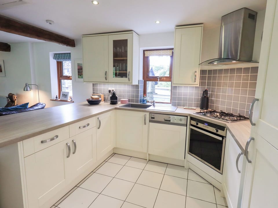 Cottage | Private kitchen | Dishwasher, cookware/dishes/utensils