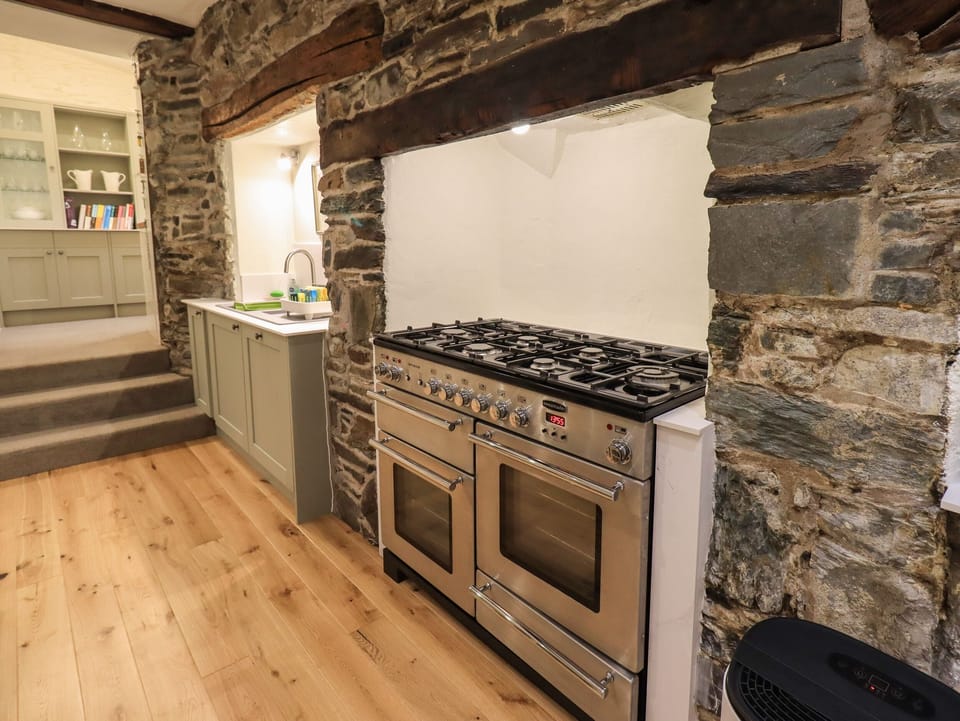 Cottage | Private kitchen | Fridge, microwave, dishwasher, cookware/dishes/utensils