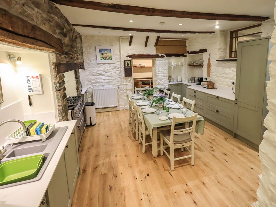 Cottage | Private kitchen | Fridge, microwave, dishwasher, cookware/dishes/utensils