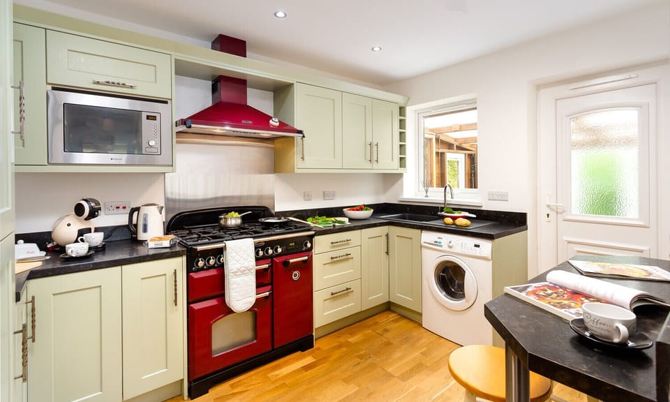 Fridge, cookware/dishes/utensils