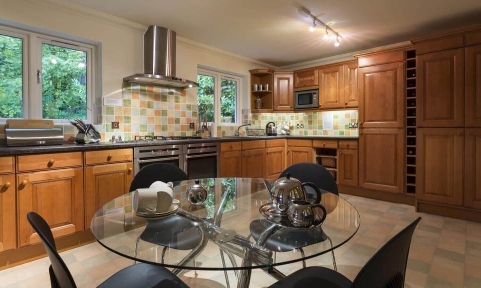 Fridge, dishwasher, cookware/dishes/utensils