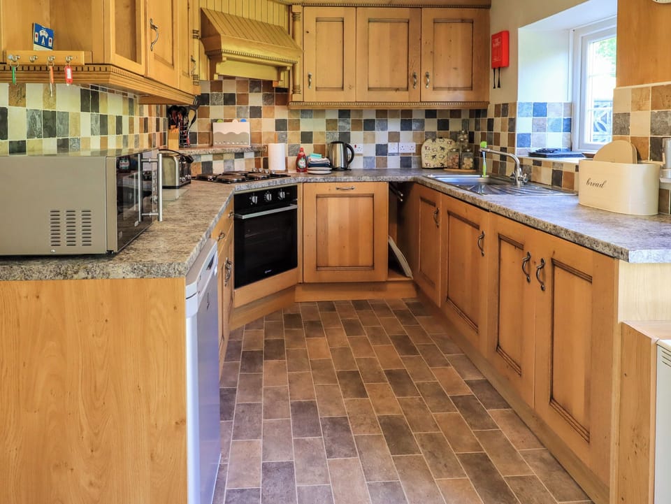 Cottage | Private kitchen | Fridge, dishwasher, cookware/dishes/utensils