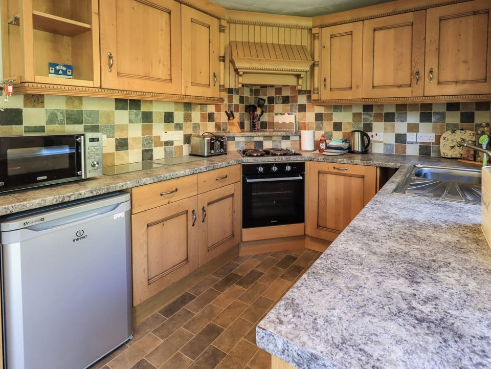 Cottage | Private kitchen | Fridge, dishwasher, cookware/dishes/utensils