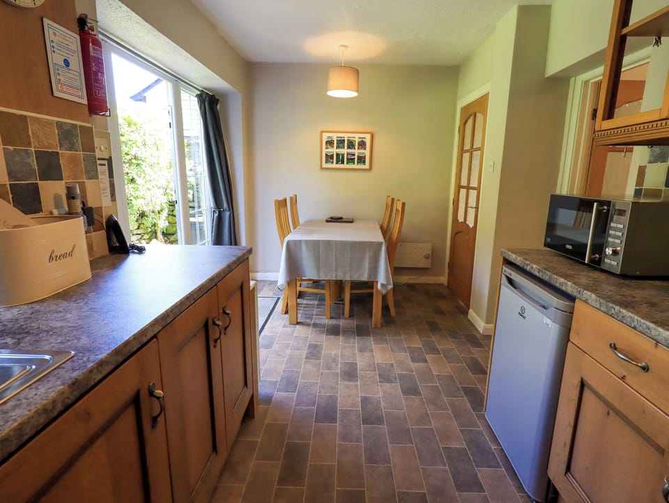 Cottage | Private kitchen | Fridge, dishwasher, cookware/dishes/utensils