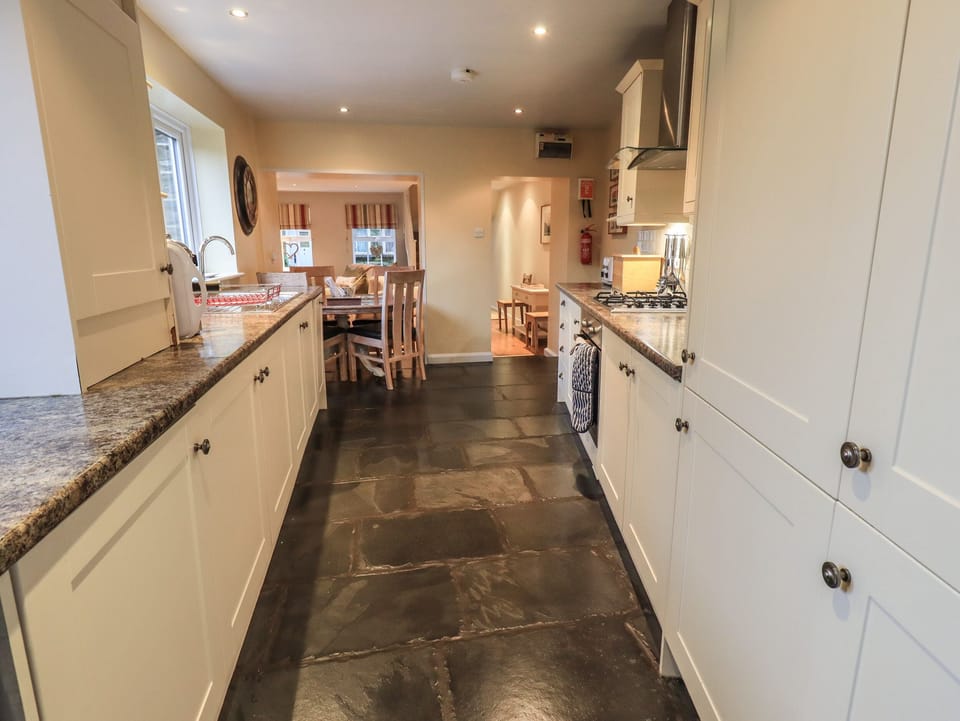 Cottage | Private kitchen | Fridge, dishwasher, cookware/dishes/utensils