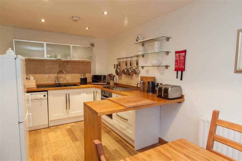 Fridge, dishwasher, cookware/dishes/utensils