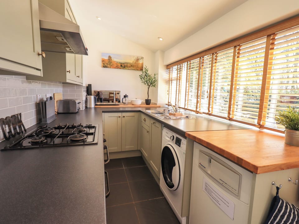Cottage | Private kitchen | Fridge, dishwasher, cookware/dishes/utensils