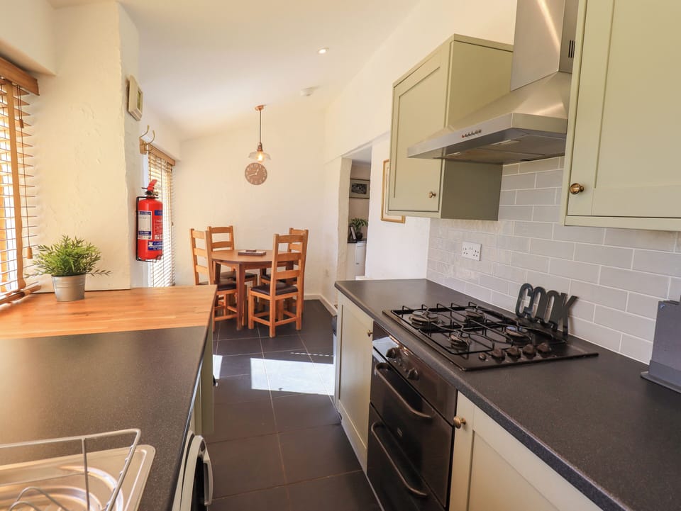 Cottage | Private kitchen | Fridge, dishwasher, cookware/dishes/utensils