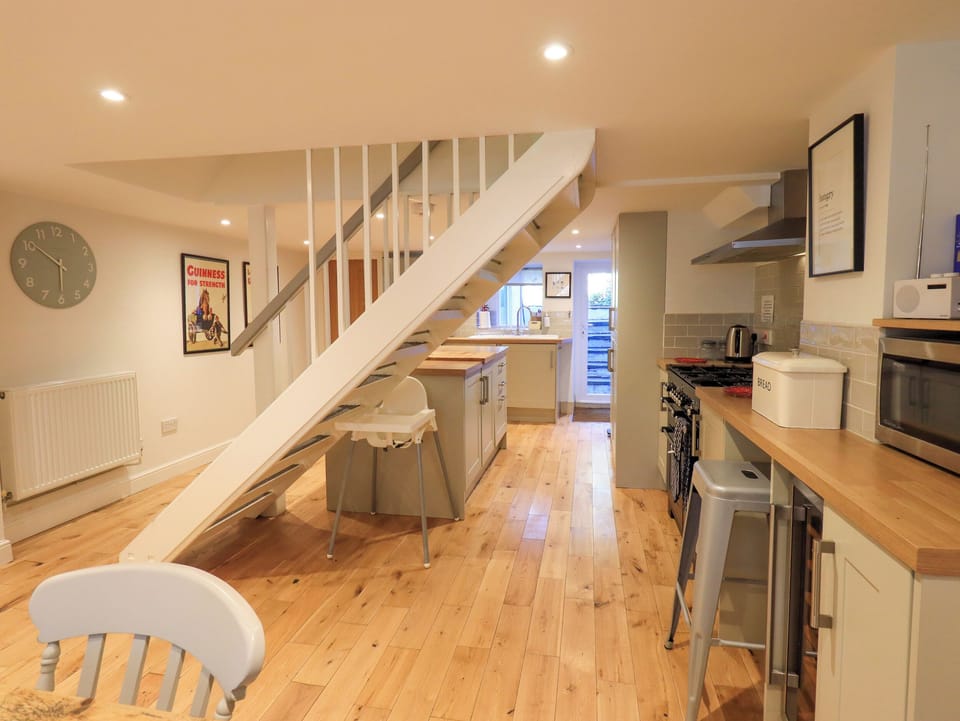 Cottage | Private kitchen | Fridge, dishwasher, cookware/dishes/utensils