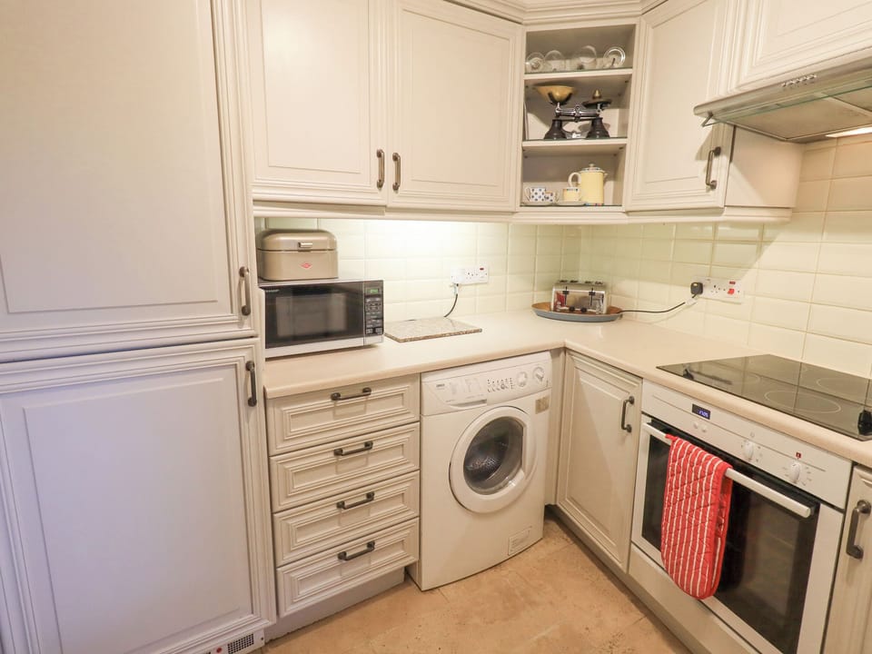 Cottage | Private kitchen | Fridge, dishwasher, cookware/dishes/utensils