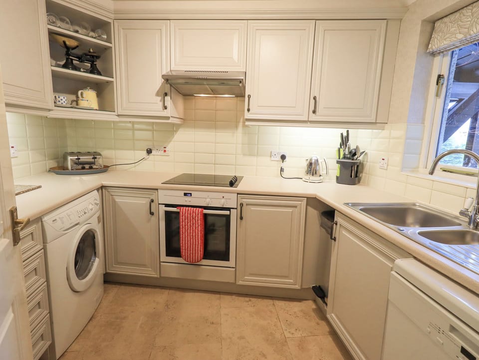 Cottage | Private kitchen | Fridge, dishwasher, cookware/dishes/utensils