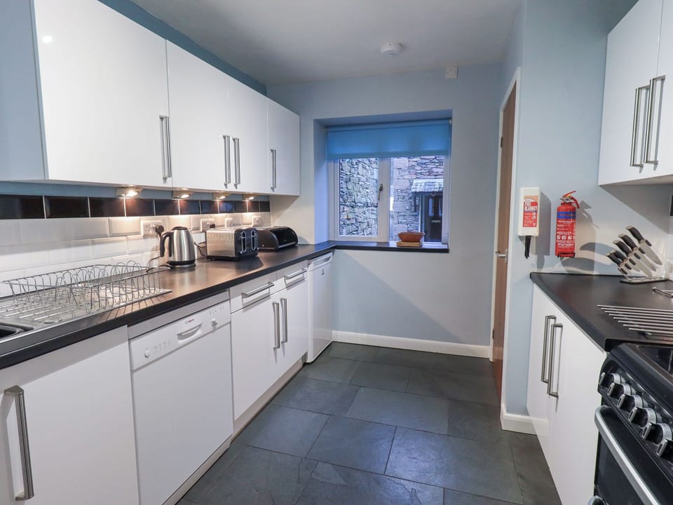 Cottage | Private kitchen | Fridge, dishwasher, cookware/dishes/utensils