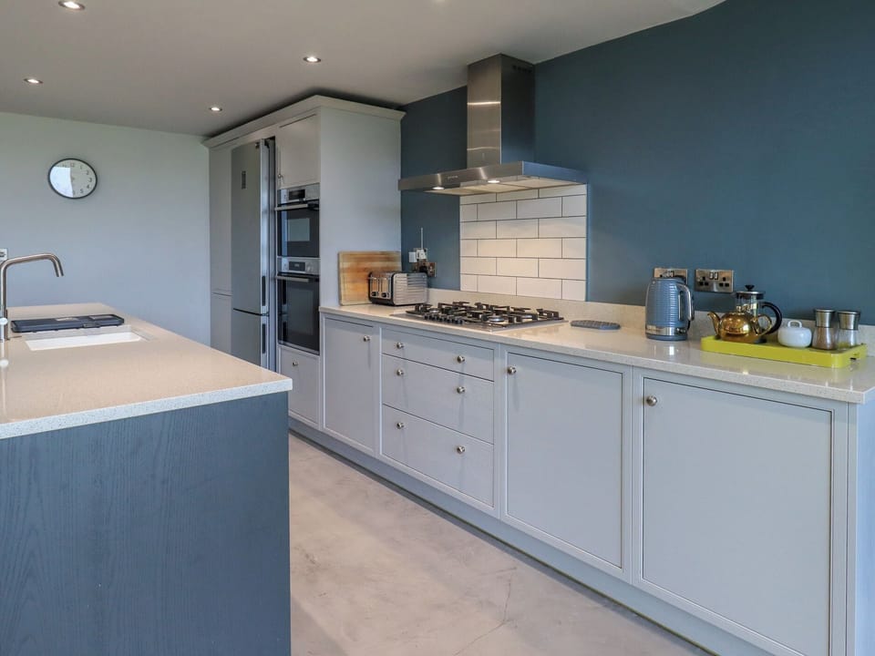 Cottage | Private kitchen | Fridge, dishwasher, cookware/dishes/utensils