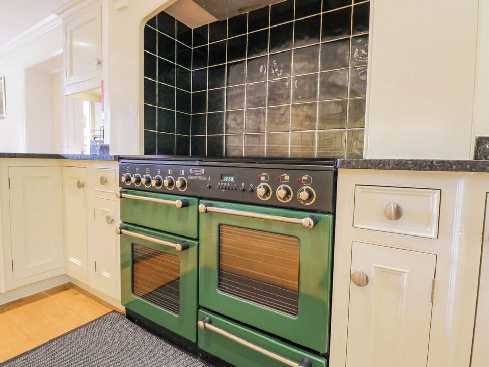 Cottage | Private kitchen | Fridge, dishwasher, cookware/dishes/utensils