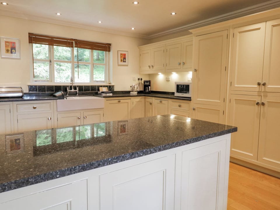 Cottage | Private kitchen | Fridge, dishwasher, cookware/dishes/utensils