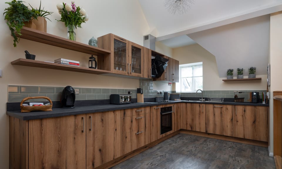 Fridge, dishwasher, cookware/dishes/utensils