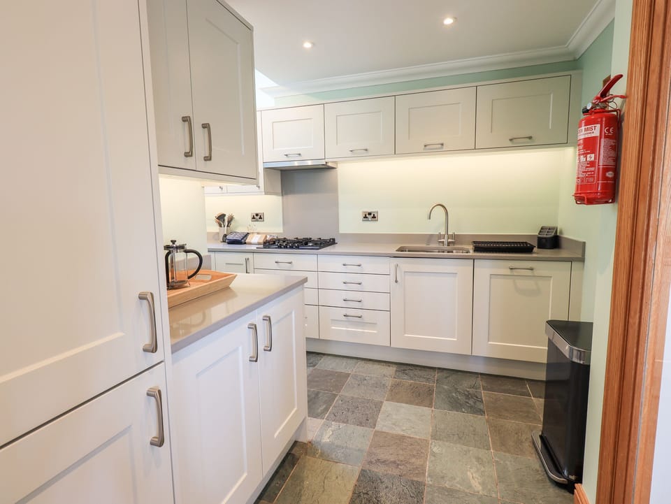 Cottage | Private kitchen | Fridge, dishwasher, cookware/dishes/utensils