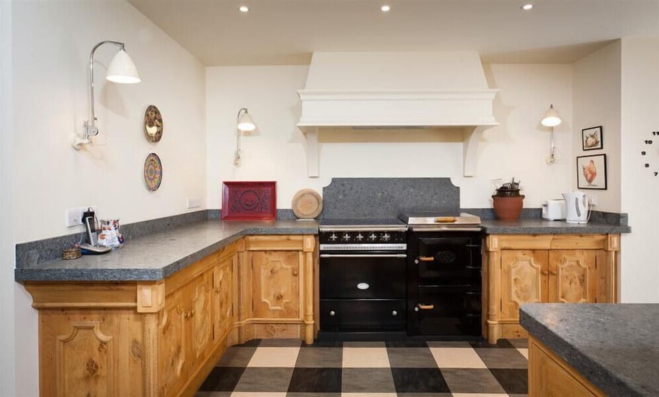 Fridge, microwave, dishwasher, cookware/dishes/utensils