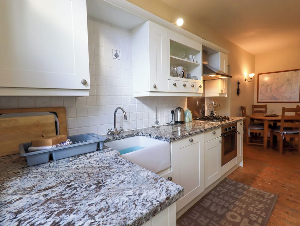 Cottage | Private kitchen | Fridge, dishwasher, electric kettle, toaster