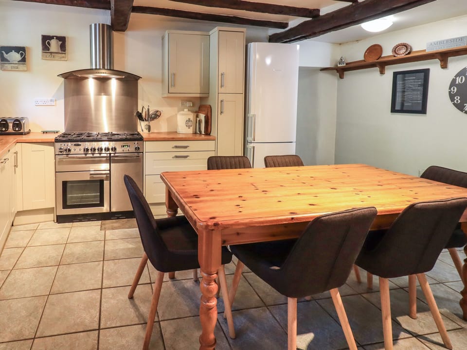 Cottage | Private kitchen | Fridge, dishwasher, cookware/dishes/utensils