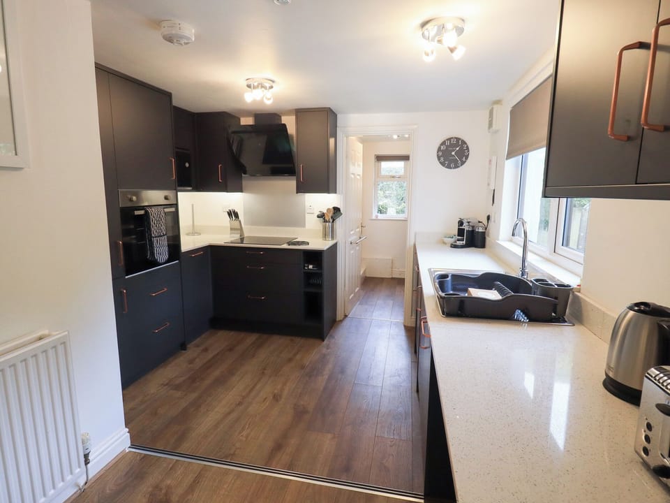 Cottage | Private kitchen | Fridge, dishwasher, electric kettle, toaster