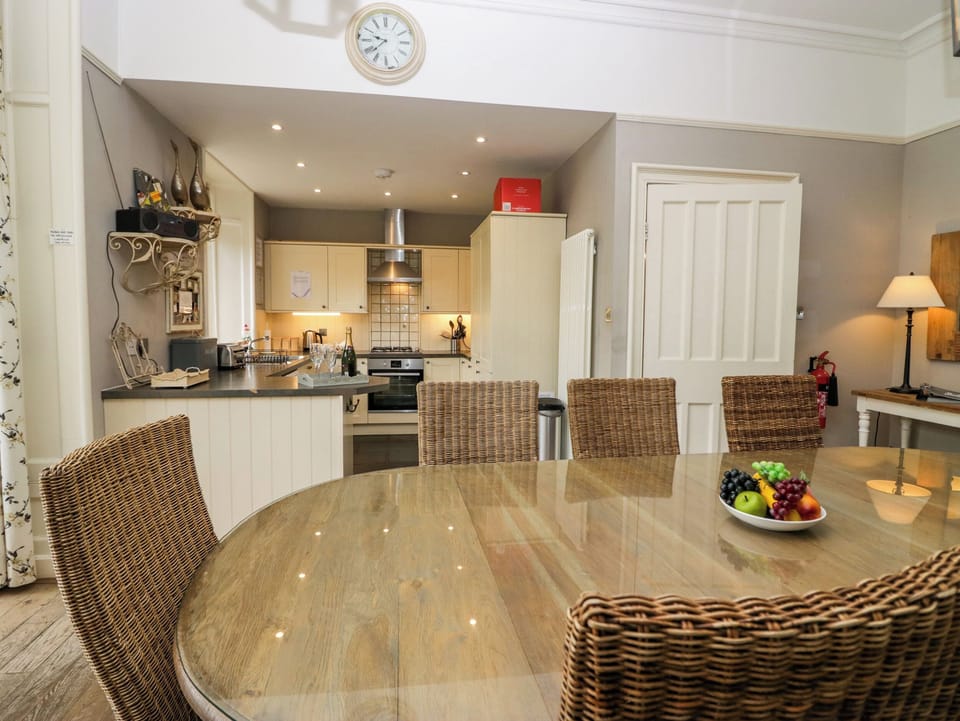 Cottage | Dining