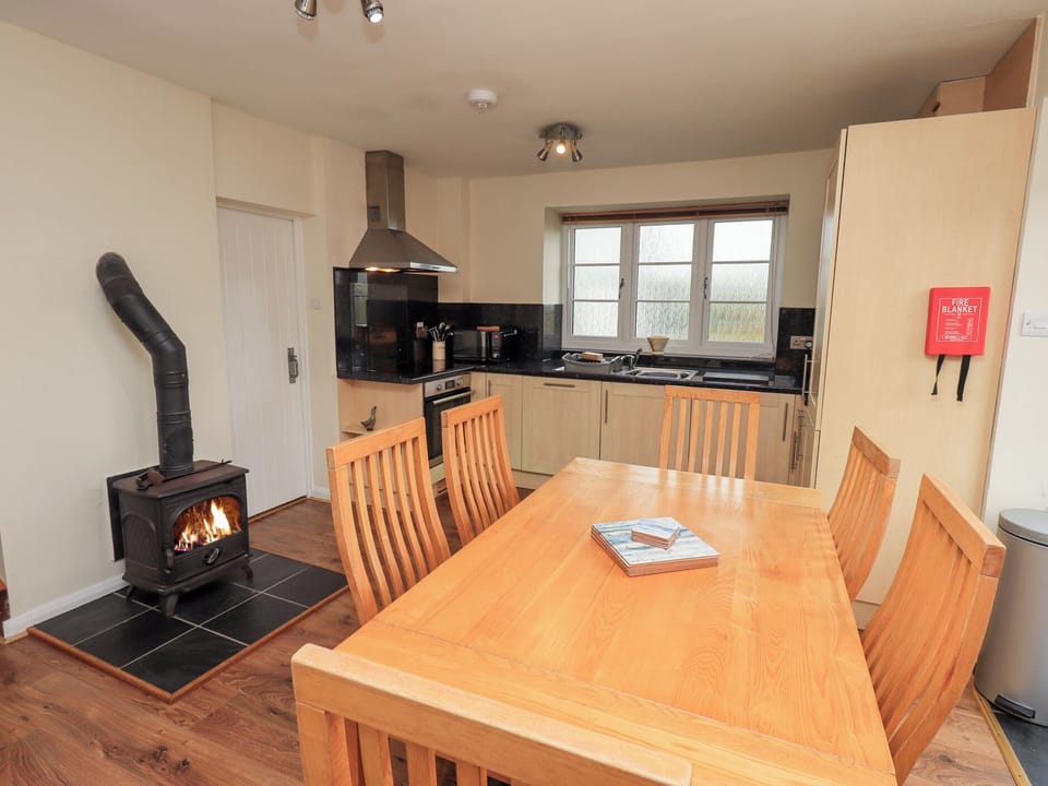 Cottage | Dining