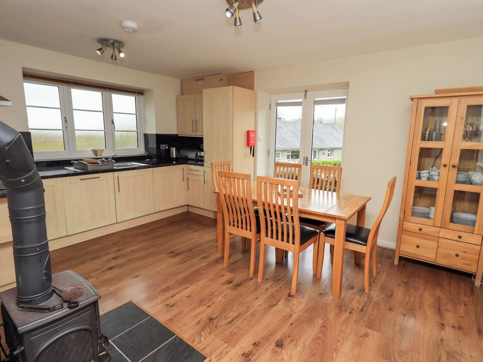 Cottage | Private kitchen | Dishwasher, cookware/dishes/utensils