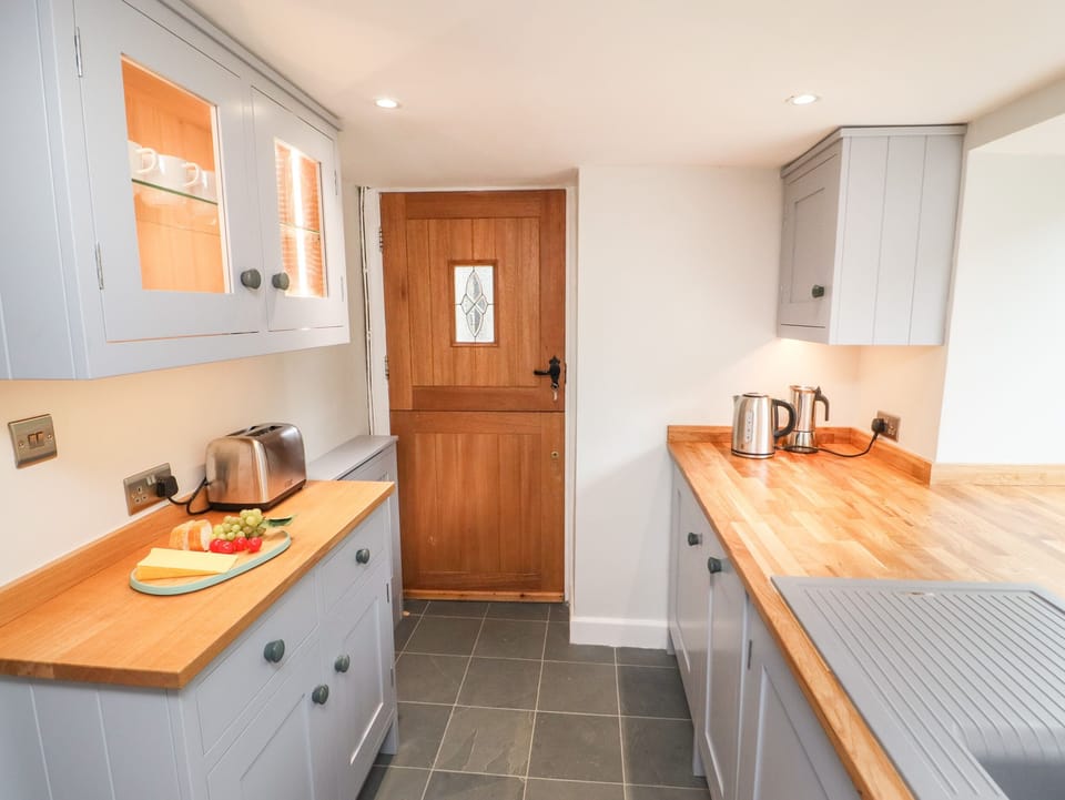 Fridge, dishwasher, cookware/dishes/utensils